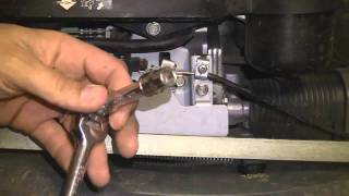 Setting the engine rpm on a honda mowerwmv [upl. by Mahalia110]