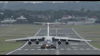 ILYUSHIN IL76 Crosswind landing at Farnborough 2014 airshow [upl. by Reinal]