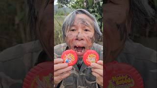 Poor old man eats Hubba Bubba Gum P123 food  food poor [upl. by Lledner187]